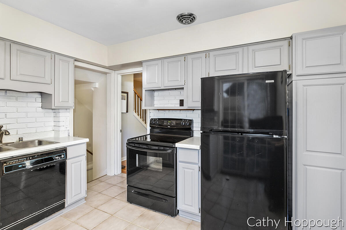 2215 Fairfax Road Lansing, MI 48910 - Photo 12 of 33 IMG_1011
