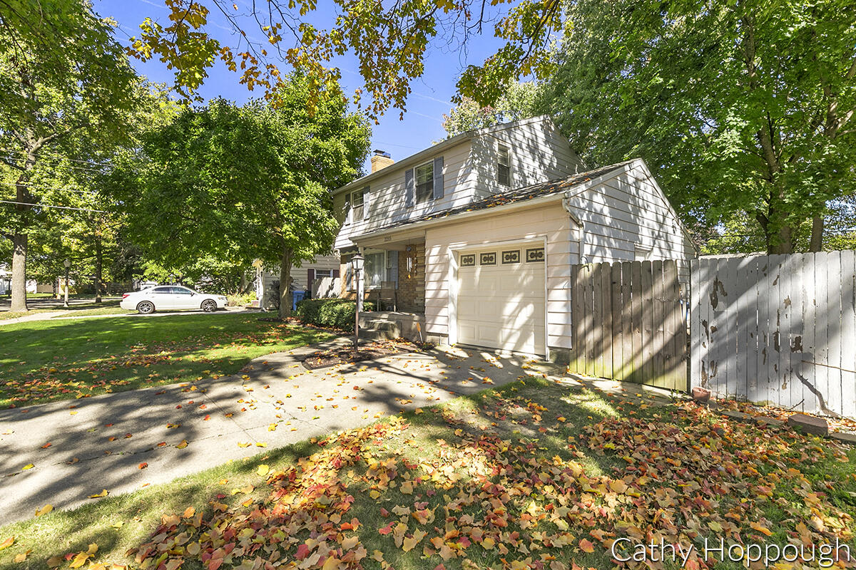 2215 Fairfax Road Lansing, MI 48910 - Photo 2 of 33 IMG_1001
