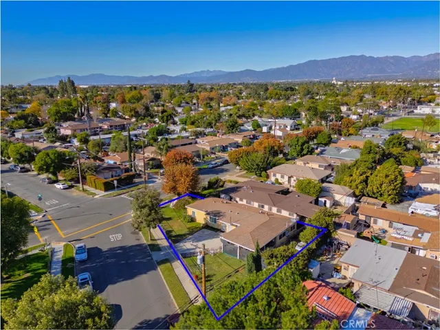 a view of house with a yard