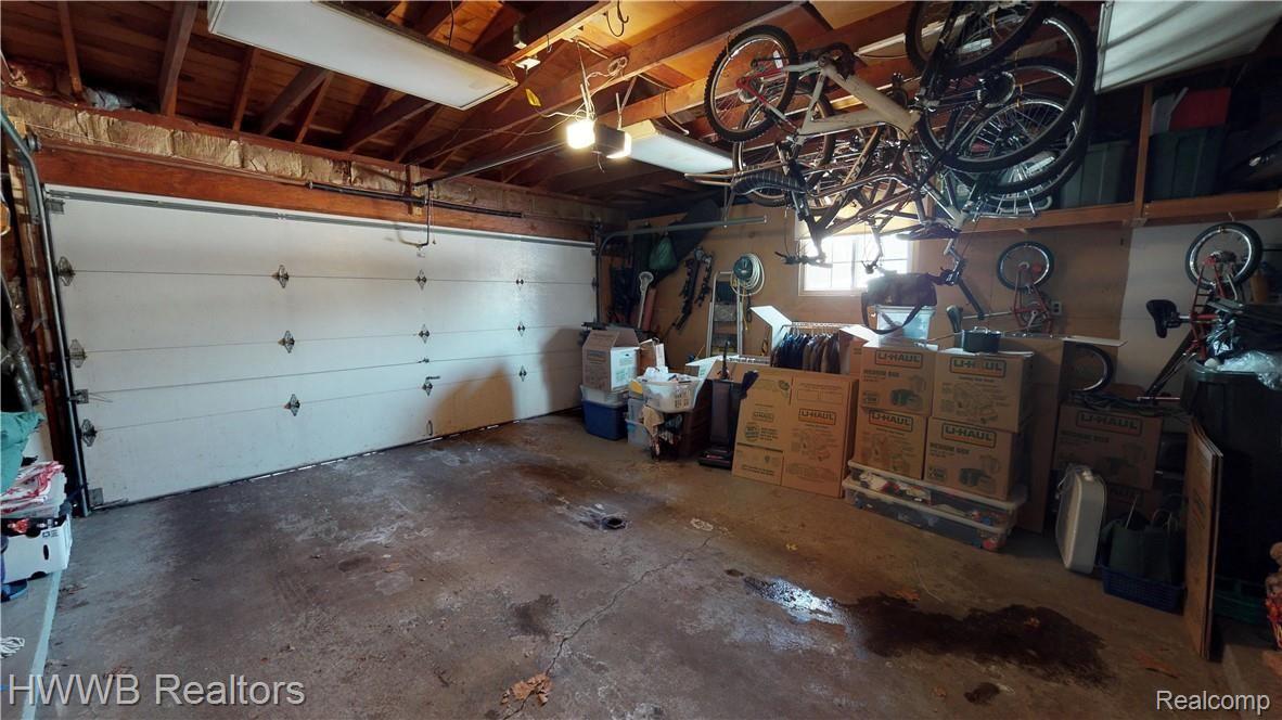 390 East Maryknoll Road Rochester, MI 48309 - Photo 9 of 38 Welcome-To-390-E-Maryknoll-Road-In-Rochester-Hills-10-Garage.jpg