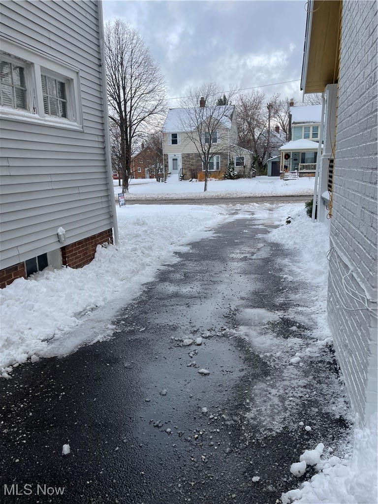 3544 Silsby Road Cleveland, OH 44118 - Photo 14 of 19 Snowy yard with a residential view