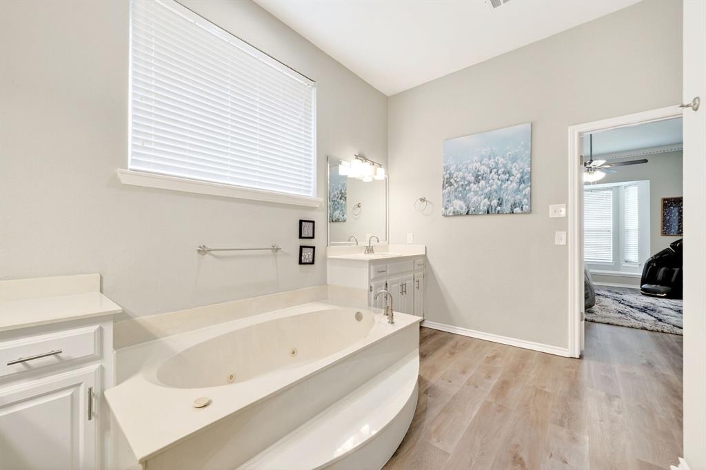 4509 Scenic Drive Rowlett, TX 75088 - Photo 25 of 40 Bathroom