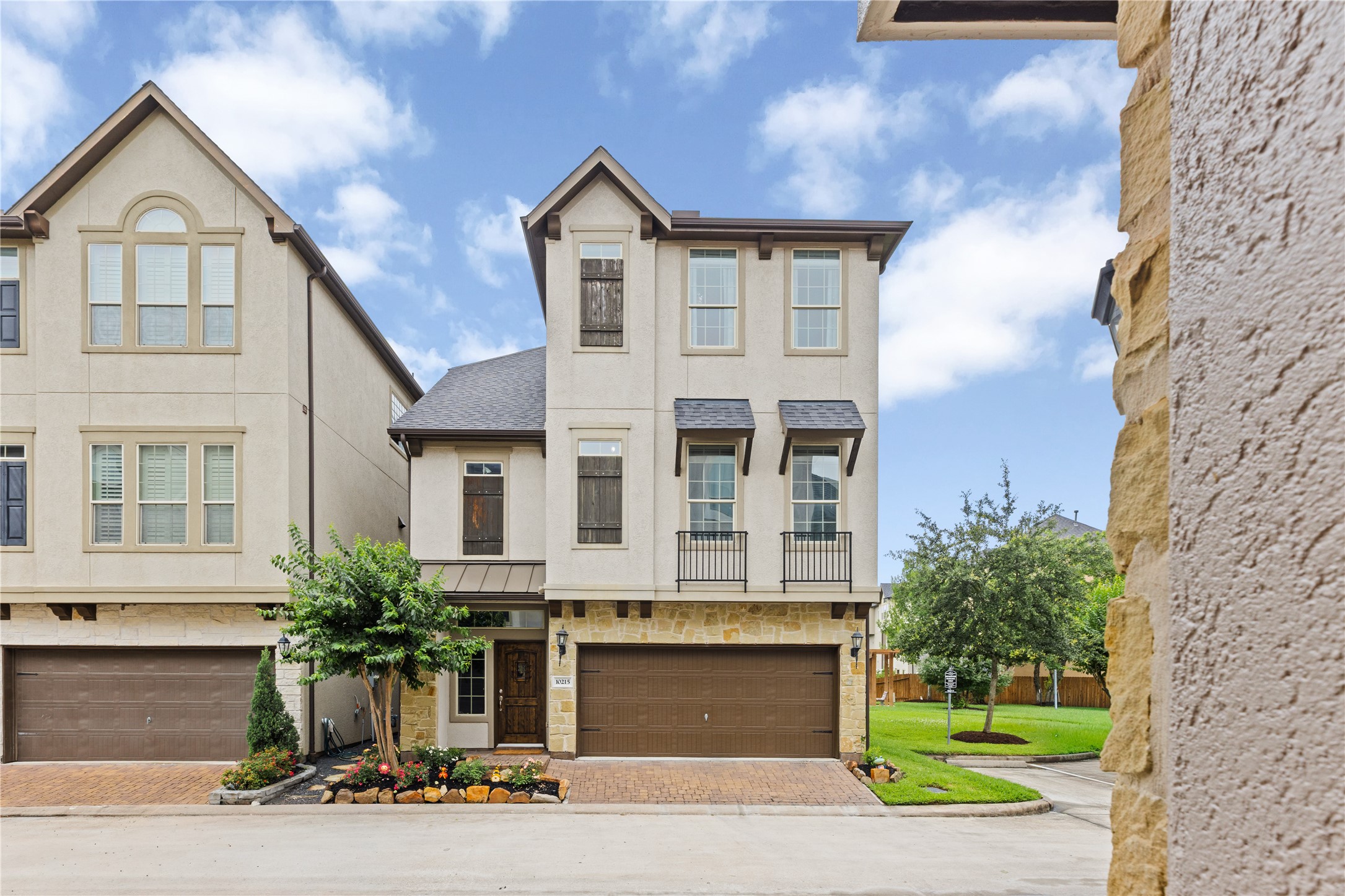 10215 Spring Shadows Park Circle Houston, TX 77080 - Photo 3 of 44 Welcome Home to 10215 Spring Shadows Park Circle!