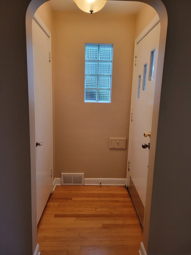 8918 Parkside Avenue Morton Grove, IL 60053 - Photo 20 of 36 a view of a small space