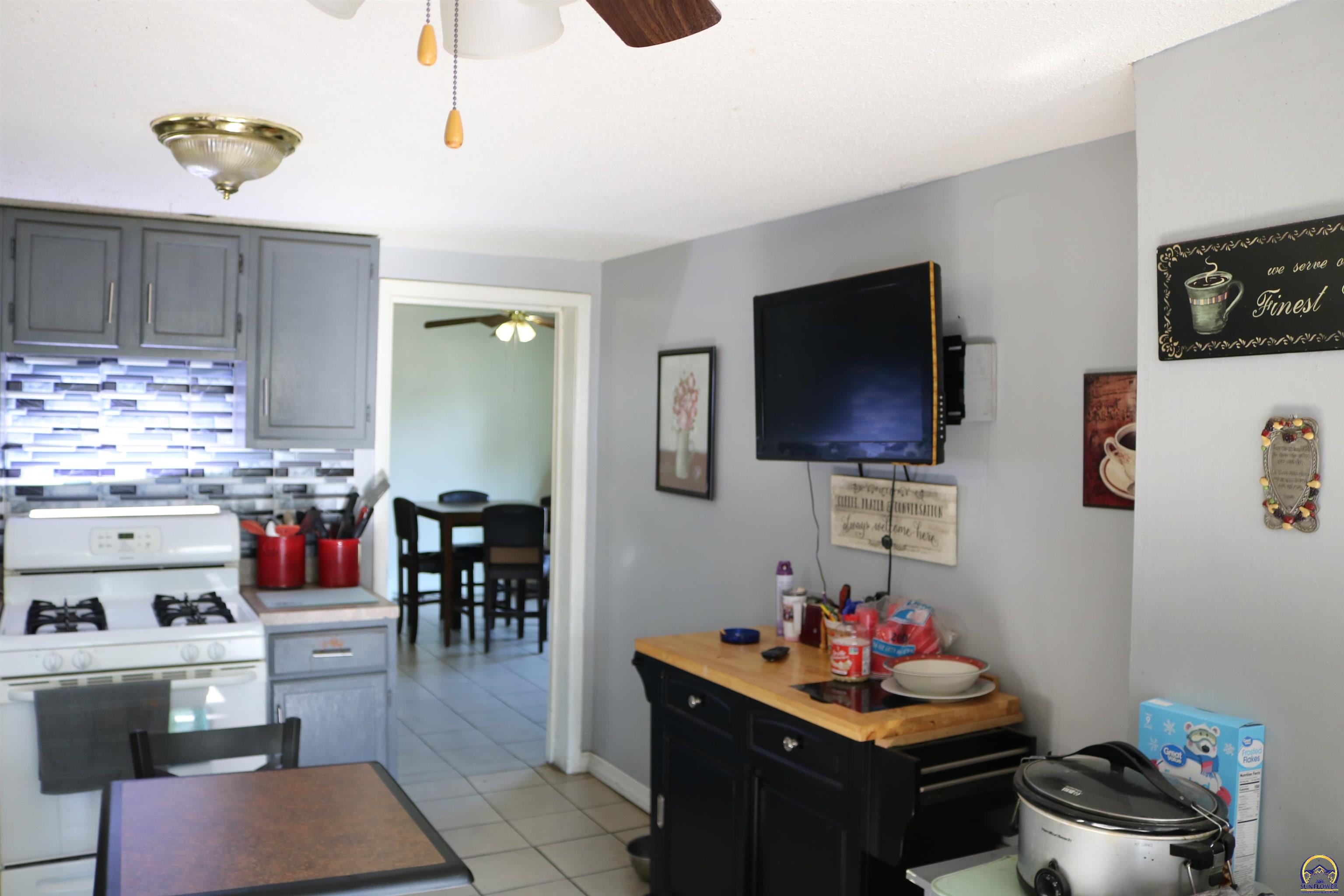 412 Northeast Chester Avenue Topeka, KS 66616 - Photo 27 of 41
