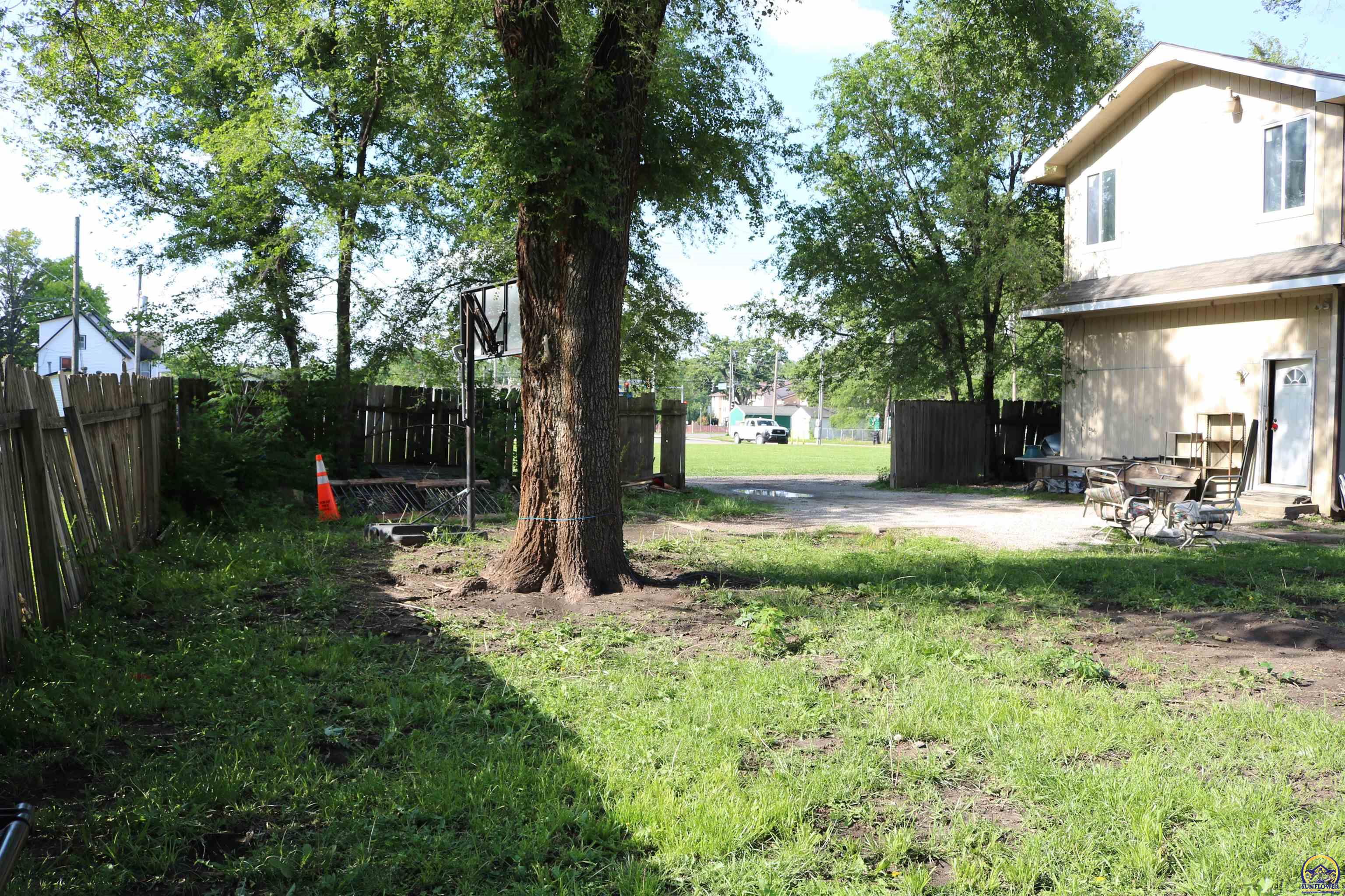 412 Northeast Chester Avenue Topeka, KS 66616 - Photo 7 of 41