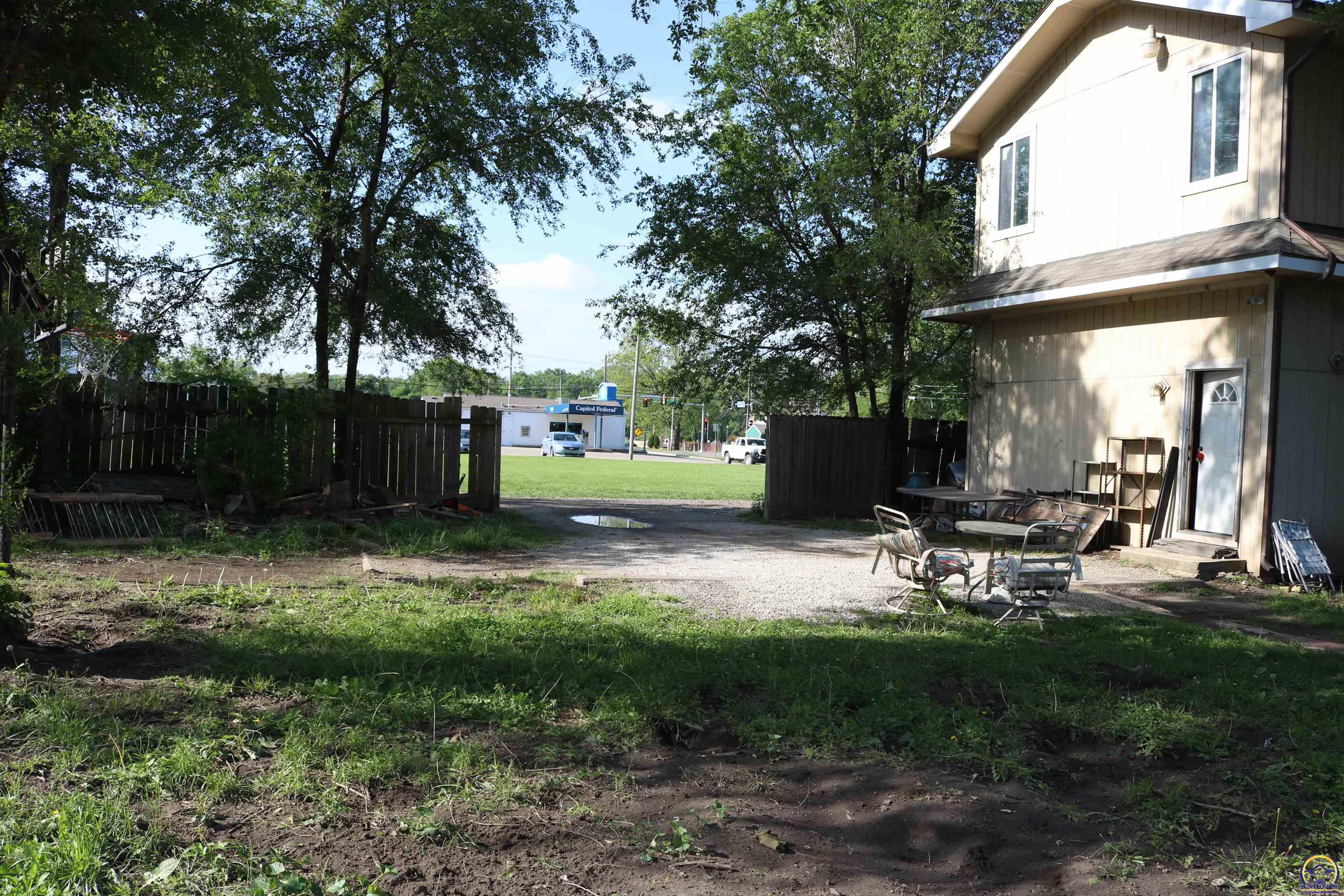 412 Northeast Chester Avenue Topeka, KS 66616 - Photo 8 of 41