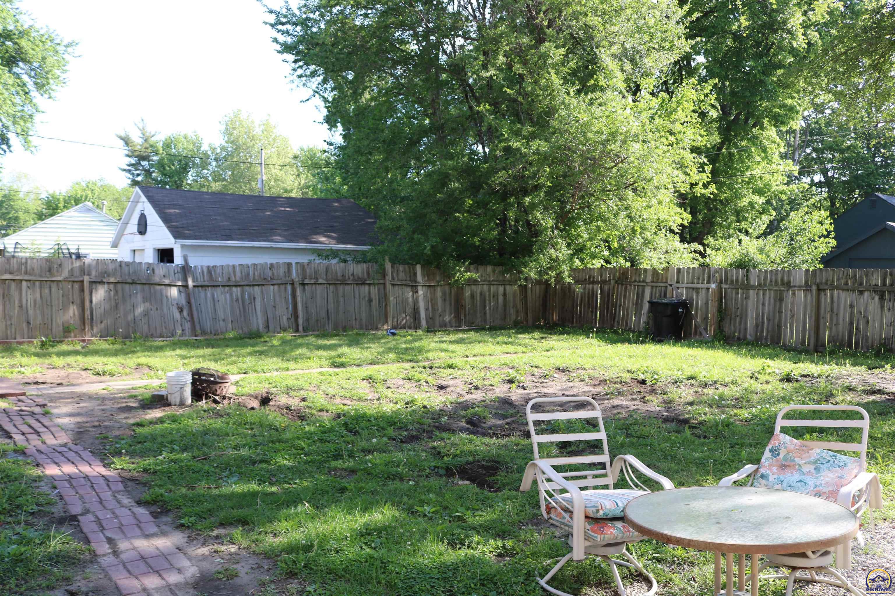 412 Northeast Chester Avenue Topeka, KS 66616 - Photo 10 of 41