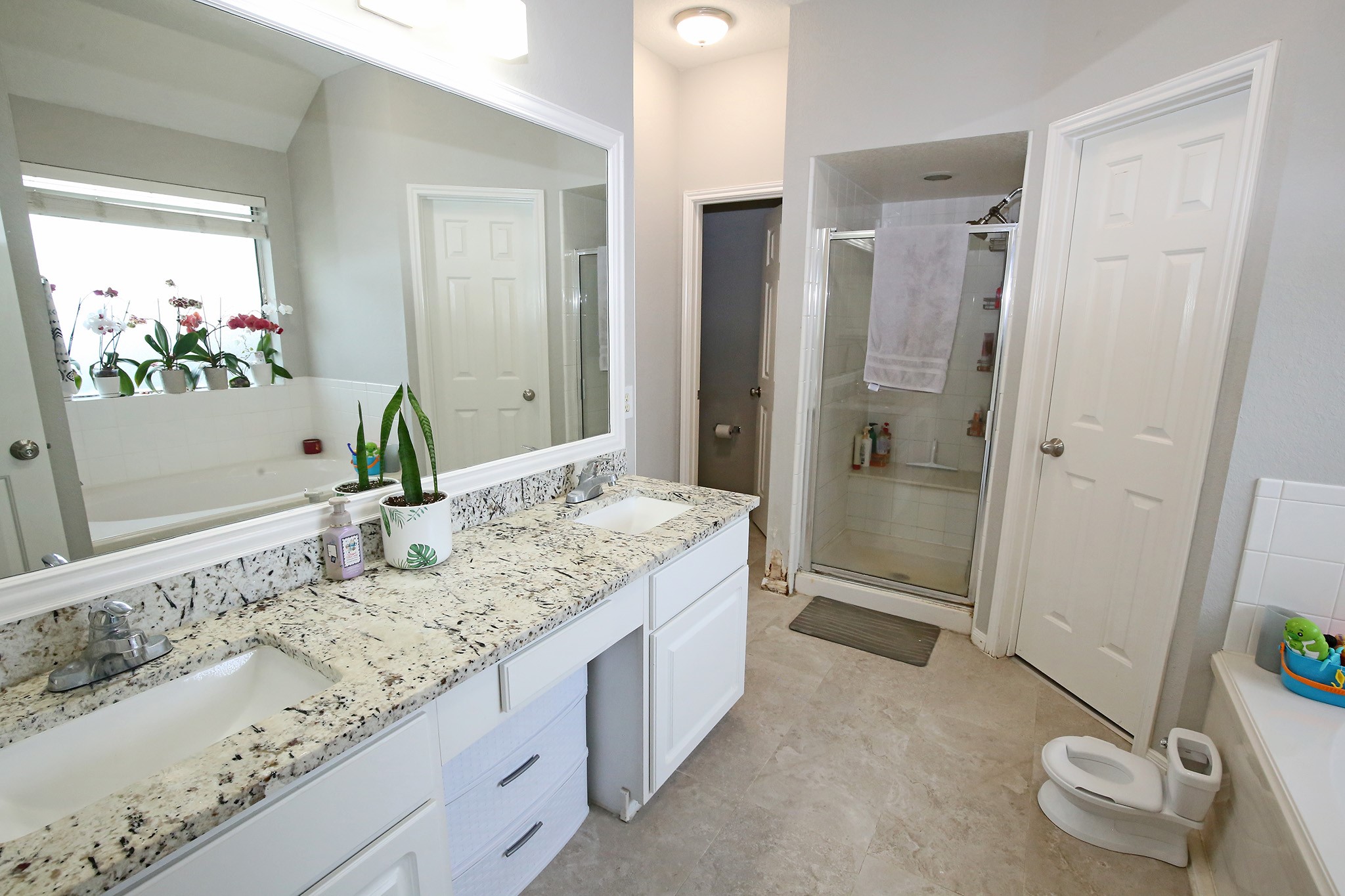 907 Riverside Drive Alvin, TX 77511 - Photo 15 of 31 Primary Bath with double sinks stand-alone shower and soaking tub!