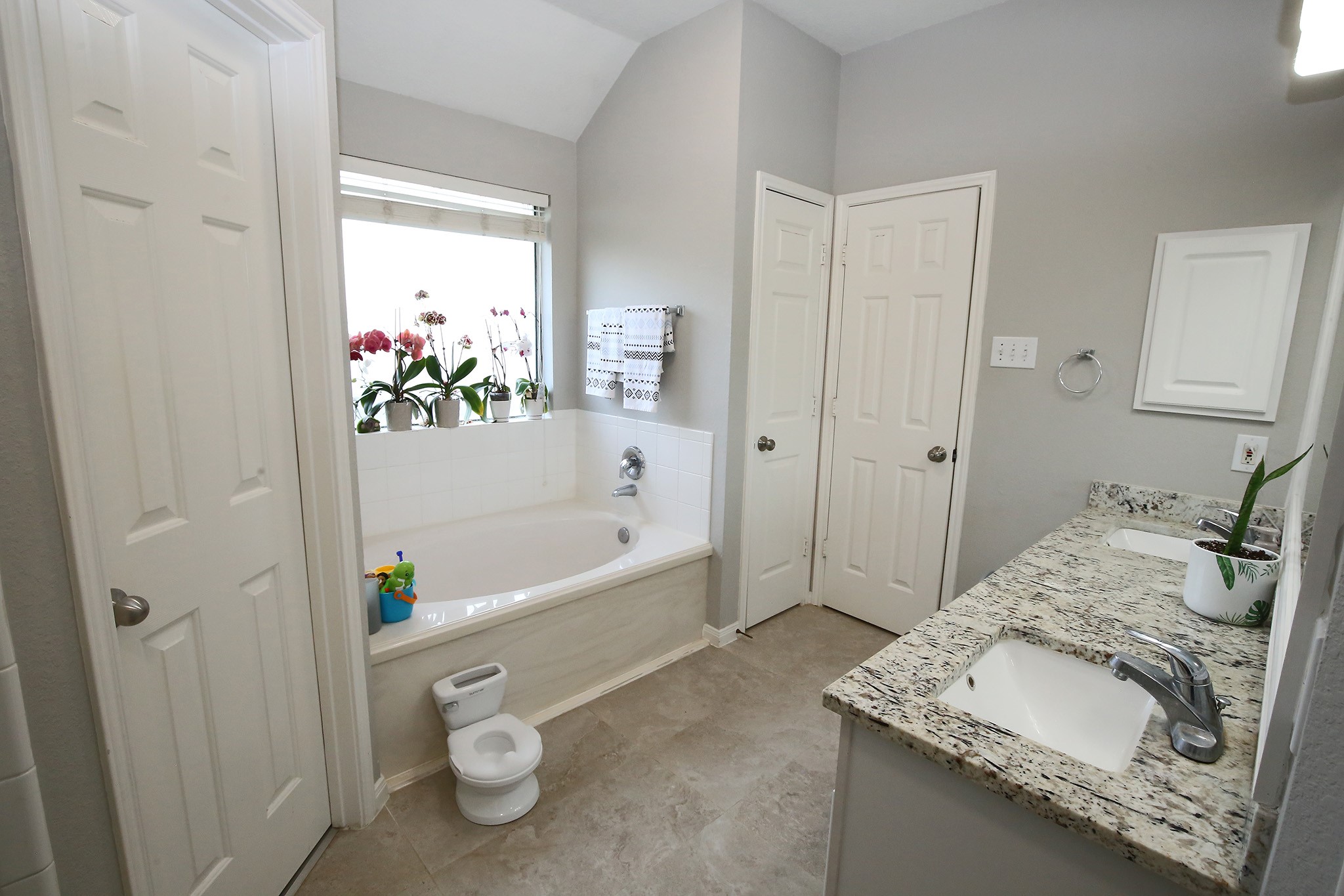907 Riverside Drive Alvin, TX 77511 - Photo 16 of 31 Walk in Closets and soaking tub with double sinks in the primary bathroom.