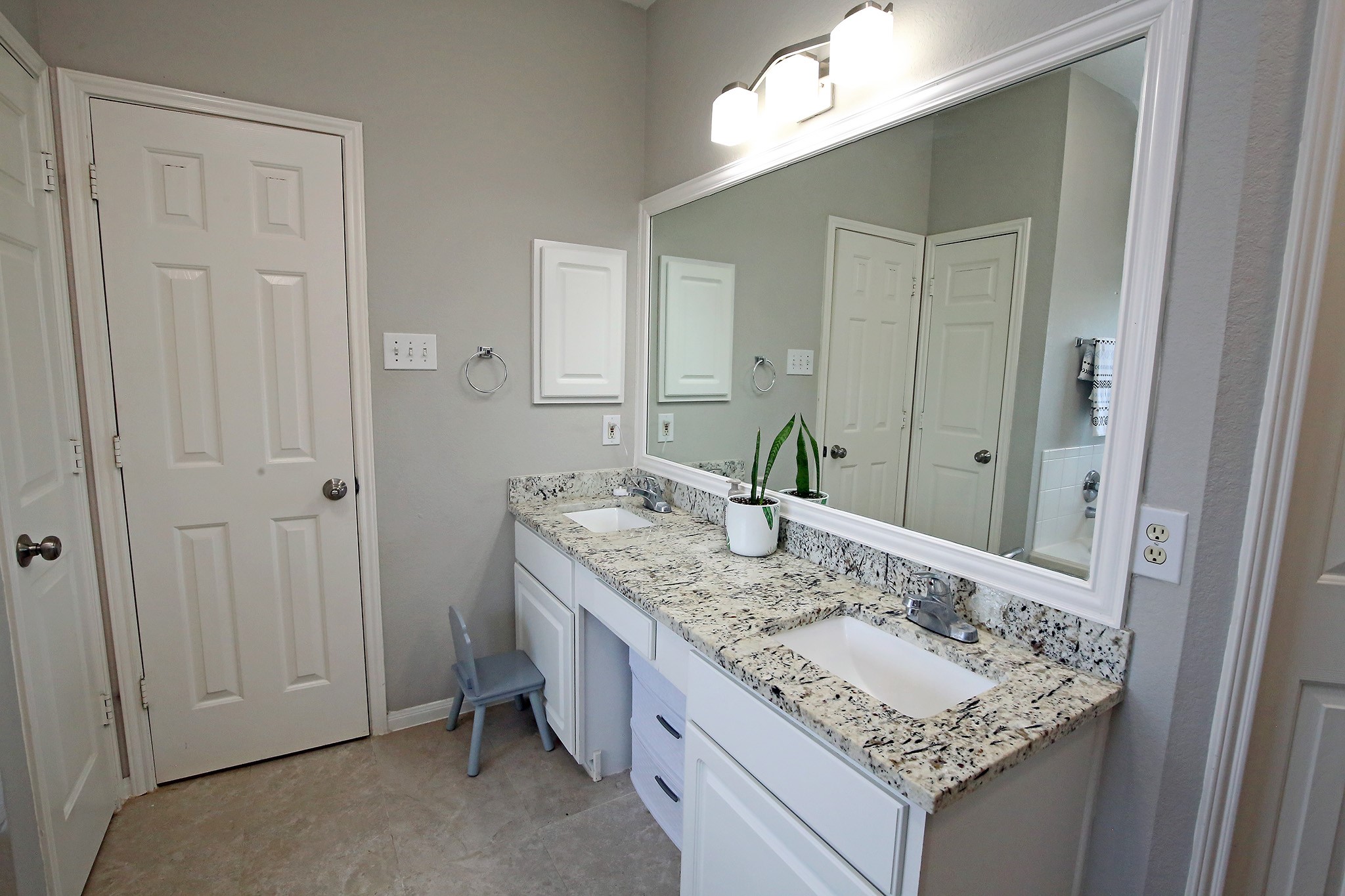 907 Riverside Drive Alvin, TX 77511 - Photo 17 of 31 Perfect spot to put your make up on!