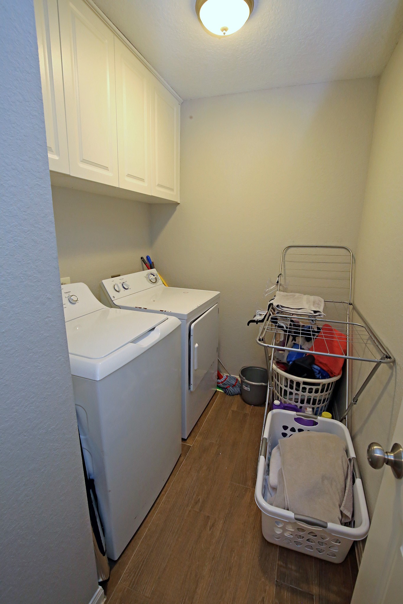 907 Riverside Drive Alvin, TX 77511 - Photo 18 of 31 Utility room is in the house and the washer and dryer will stay!