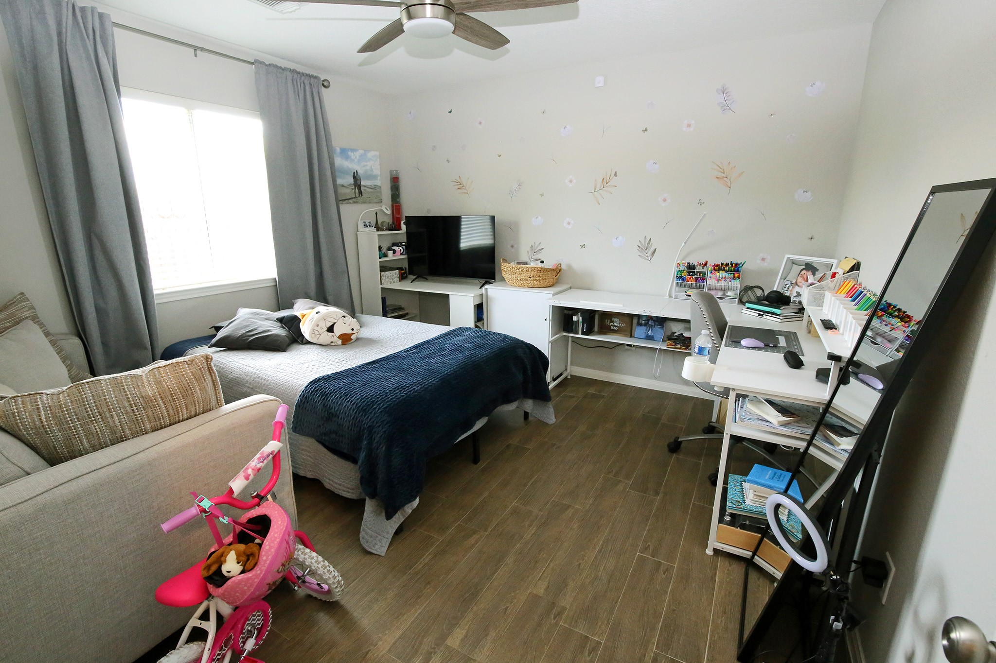 907 Riverside Drive Alvin, TX 77511 - Photo 20 of 31 Secondary Bedroom with natural lighting!
