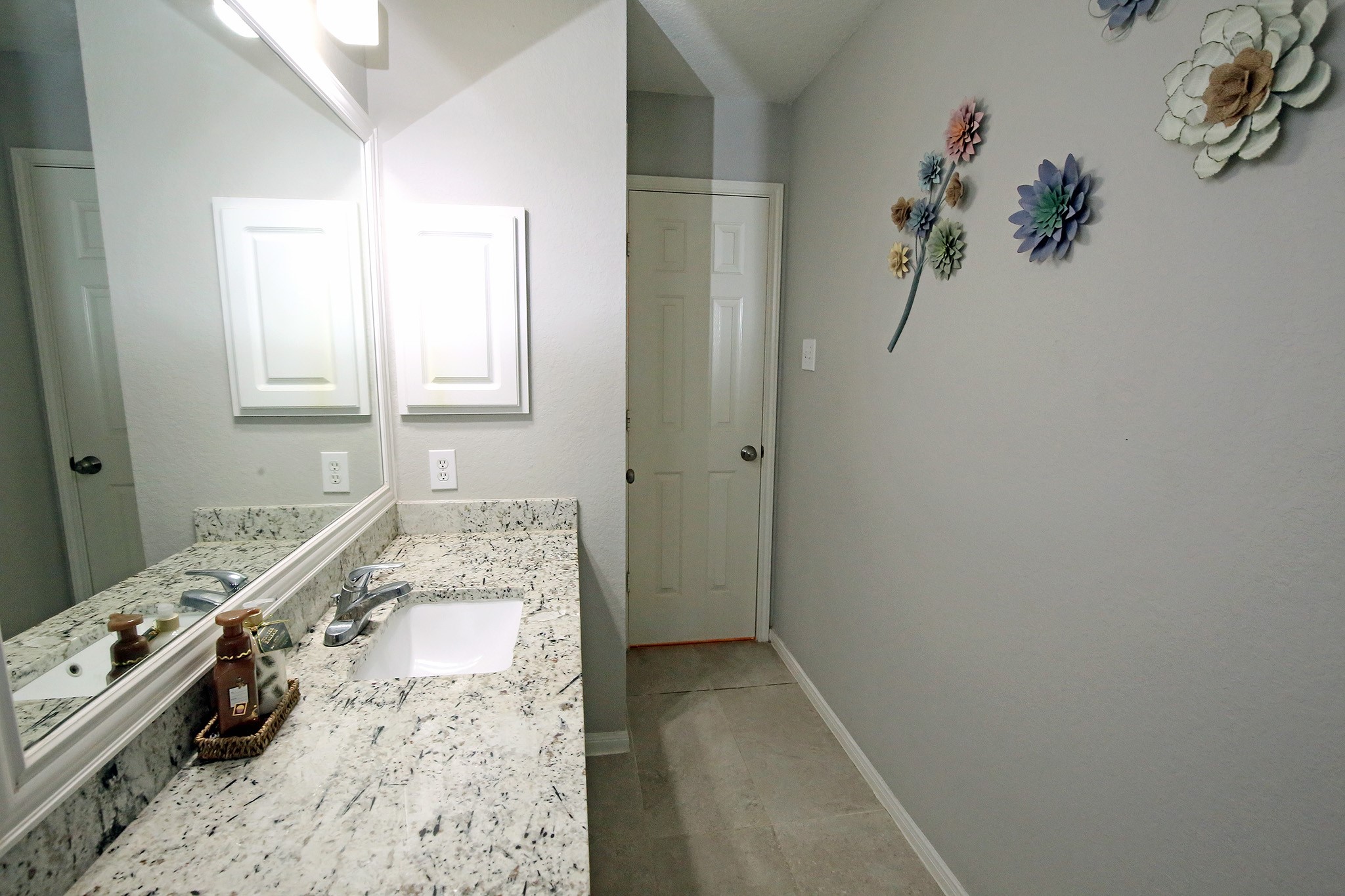 907 Riverside Drive Alvin, TX 77511 - Photo 25 of 31 Guest Bath