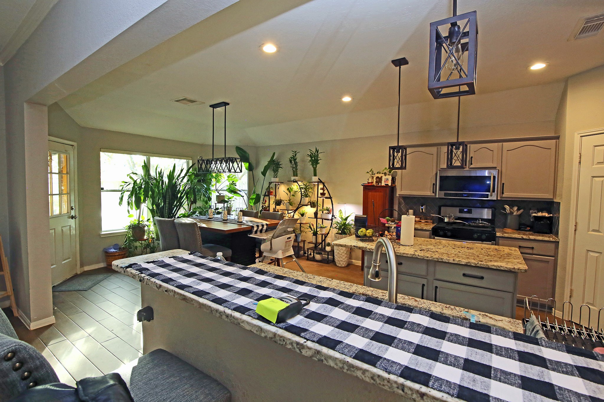 907 Riverside Drive Alvin, TX 77511 - Photo 5 of 31 Kitchen, dining room and a breakfast bar with quartz countertops.