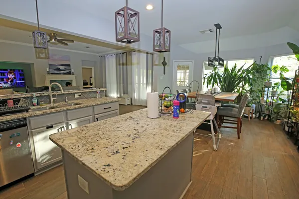 $310,000 | 907 Riverside Drive, Alvin, TX 77511