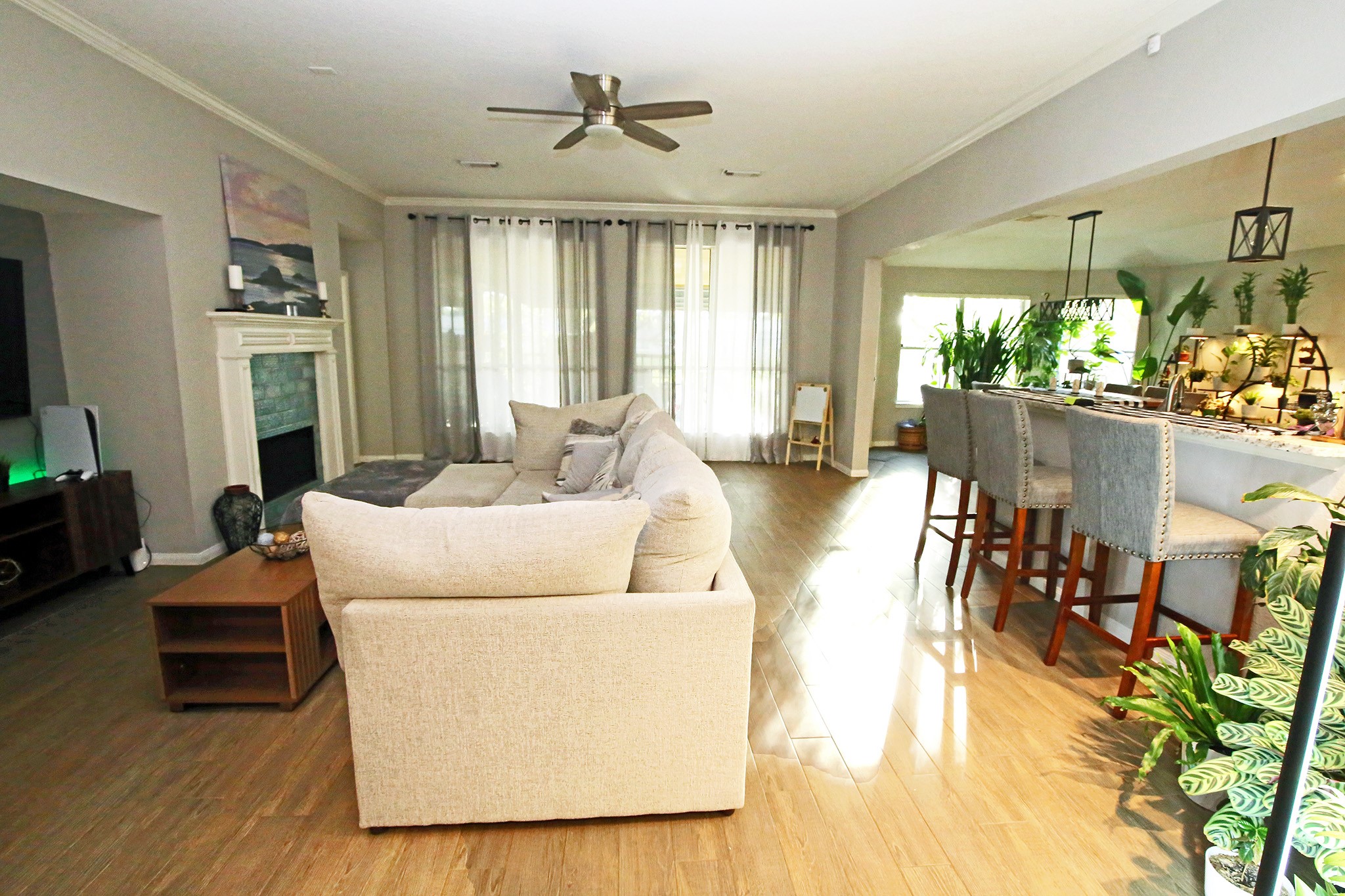 907 Riverside Drive Alvin, TX 77511 - Photo 9 of 31 Cozy living room with a gas fireplace which has never been used!!