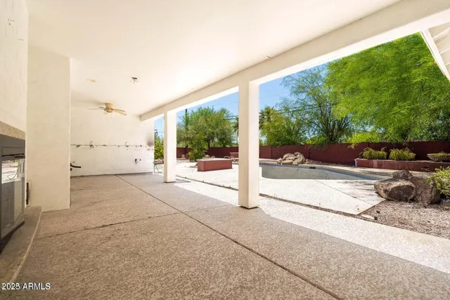 a view of a house with backyard and garden