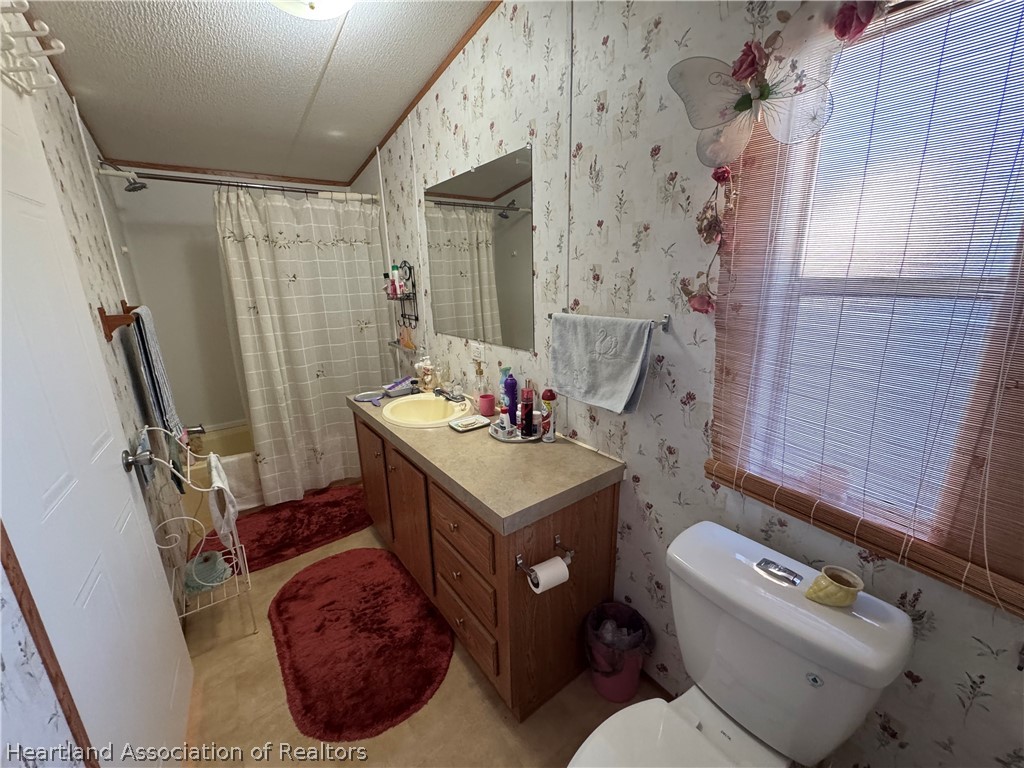 320 East 8th Street Frostproof, FL 33843 - Photo 6 of 17 a bathroom with a sink toilet and shower