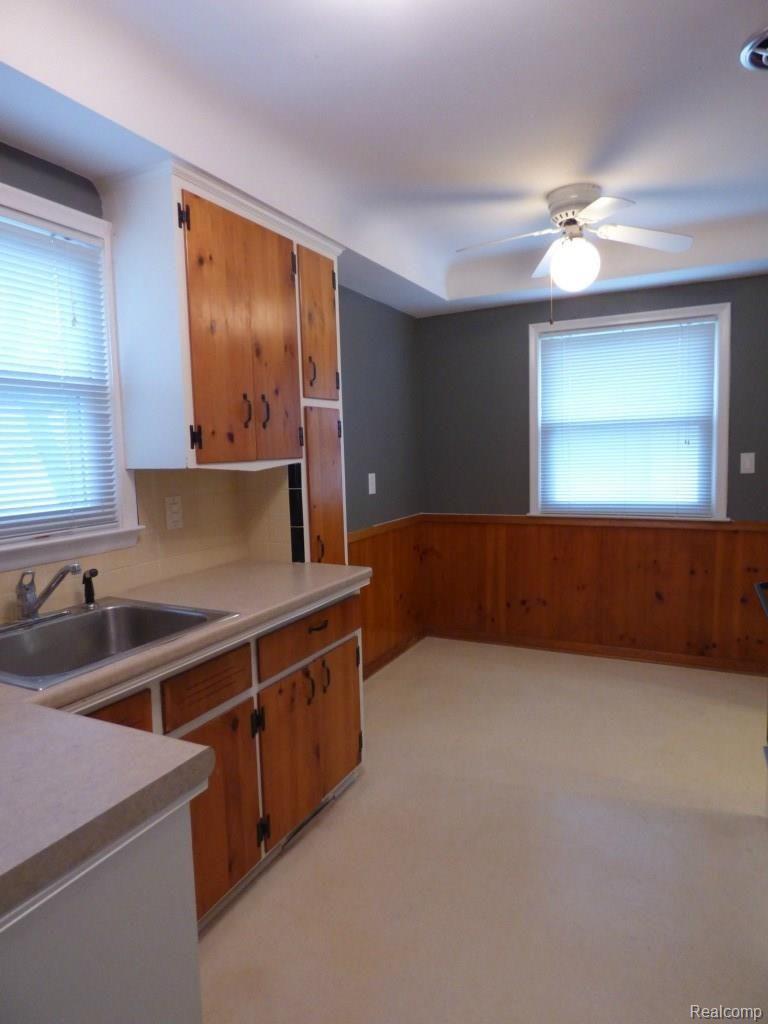 9818 Farmington Road Livonia, MI 48150 - Photo 17 of 34 P1080231.jpg