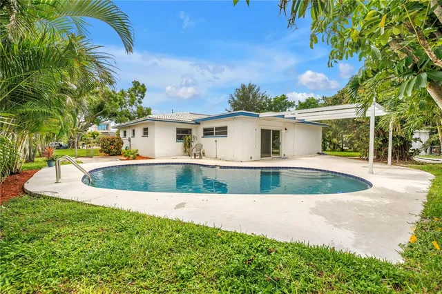 a view of a backyard