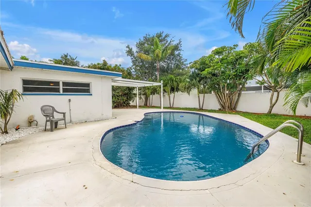 a view of a backyard