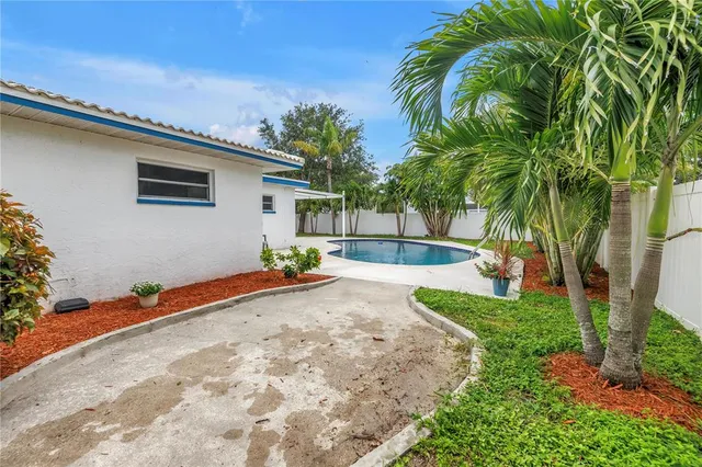 a front view of house with yard