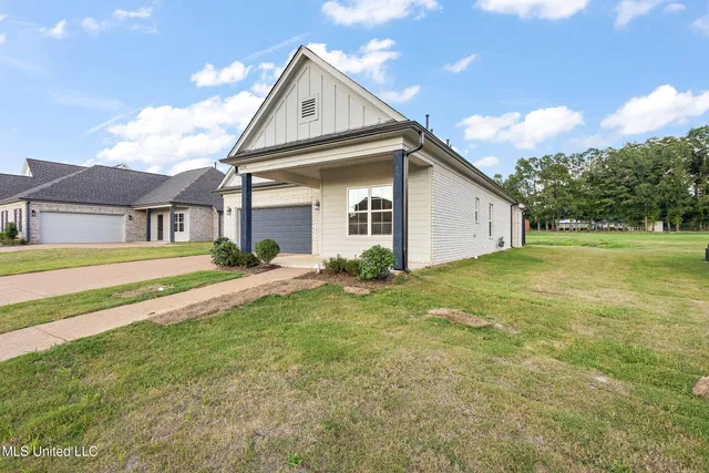 $325,900 | 6263 Clover Court, Walls, MS 38680
