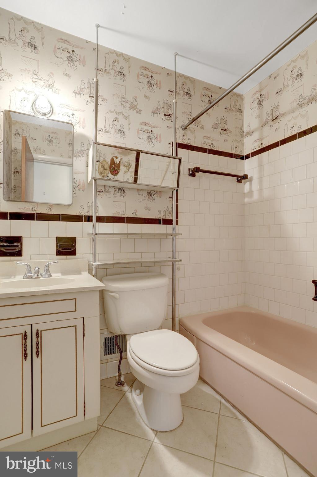 6928 Ruskin Street Springfield, VA 22150 - Photo 10 of 34 a bathroom with a toilet a sink and a shower
