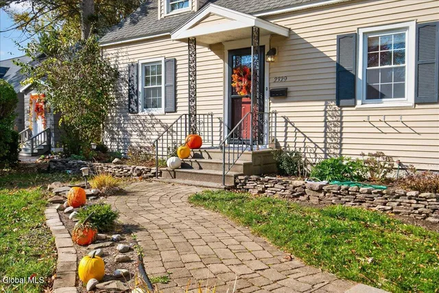 $330,000 | 2329 Niskayuna Drive, Niskayuna, NY 12309