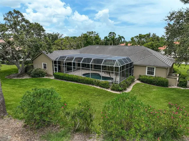 a view of a house with backyard and garden