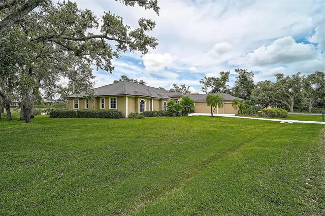 a view of house with garden