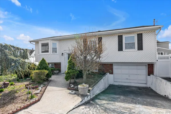 $829,900 | 124 Stella Court, Lynbrook, NY 11563