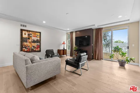 $749,000 | 5525 West Olympic Boulevard, Unit 302, Los Angeles, CA 90036