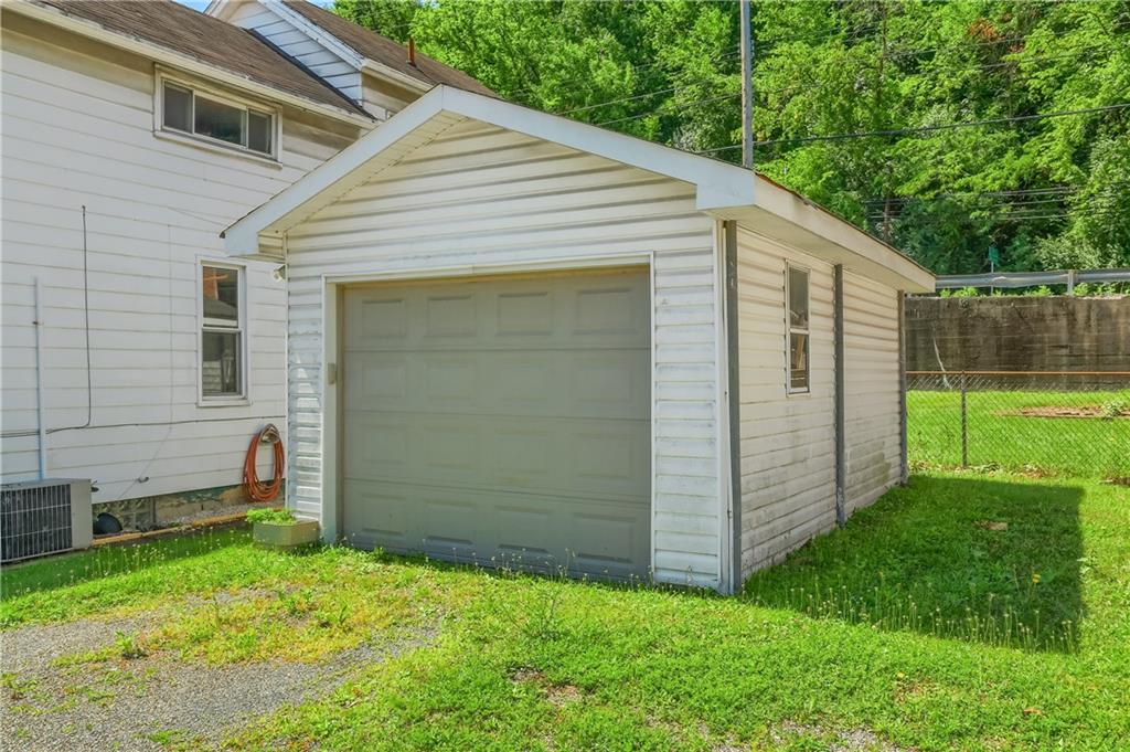 1550 Glenn Way McKees Rocks, PA 15136 - Photo 3 of 30