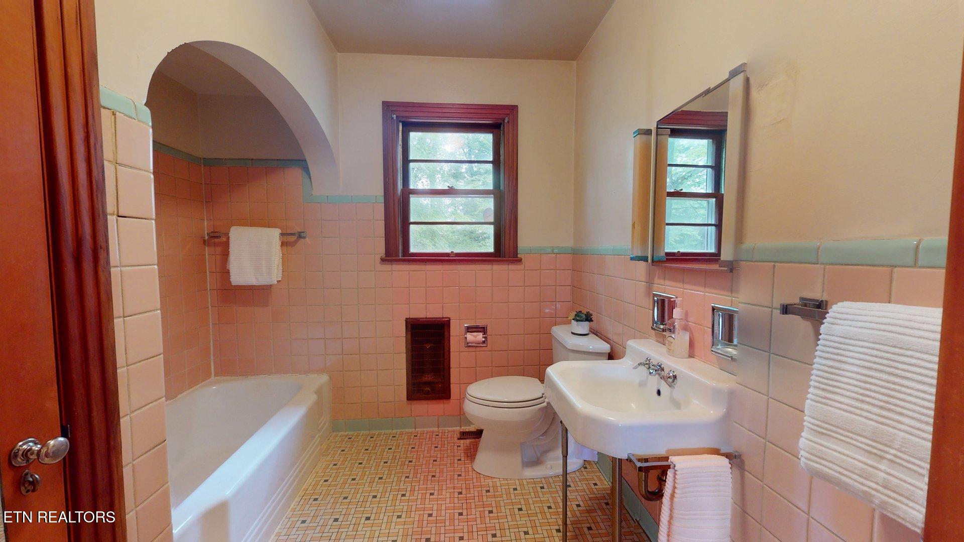1211 Craig Road Knoxville, TN 37919 - Photo 22 of 42 Bathroom