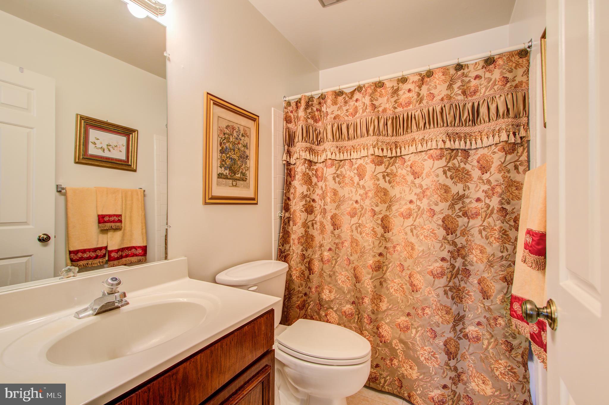 10940 Pebble Run Drive Silver Spring, MD 20902 - Photo 23 of 36 Upper level full bath with tub