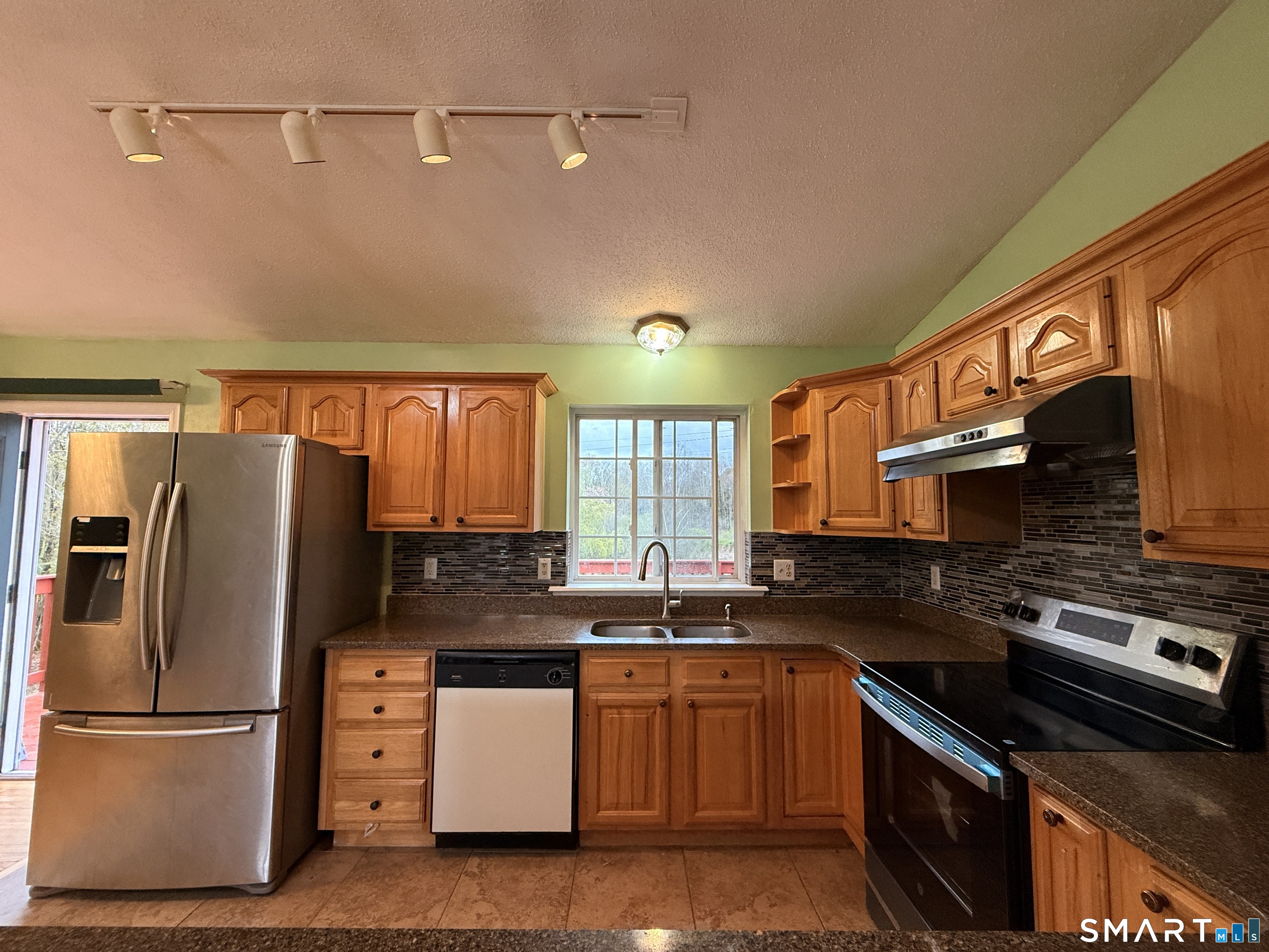 26 Tourtellotte Road Putnam, CT 06260 - Photo 4 of 40