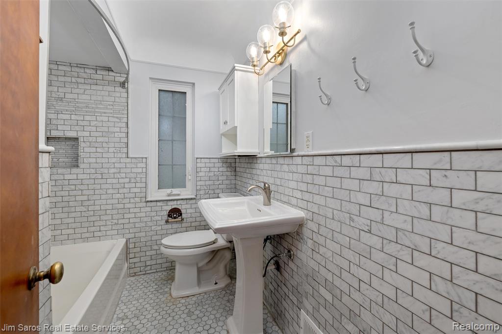 1003 Fisher Road Grosse Pointe, MI 48230 - Photo 9 of 24