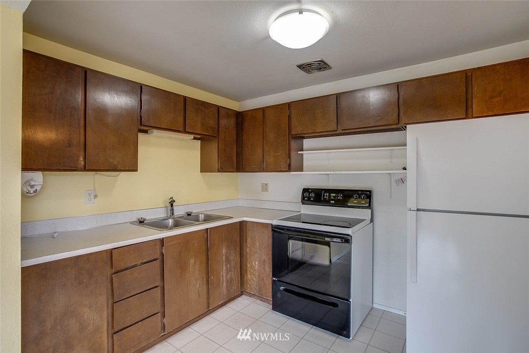 4625 Northeast 23rd Street Renton, WA 98059 - Photo 9 of 24 a kitchen with a sink stove and microwave