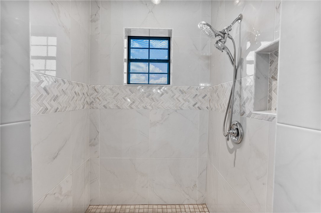 1058 South Smith Street Hebbronville, TX 78361 - Photo 19 of 40 a bathroom with a shower