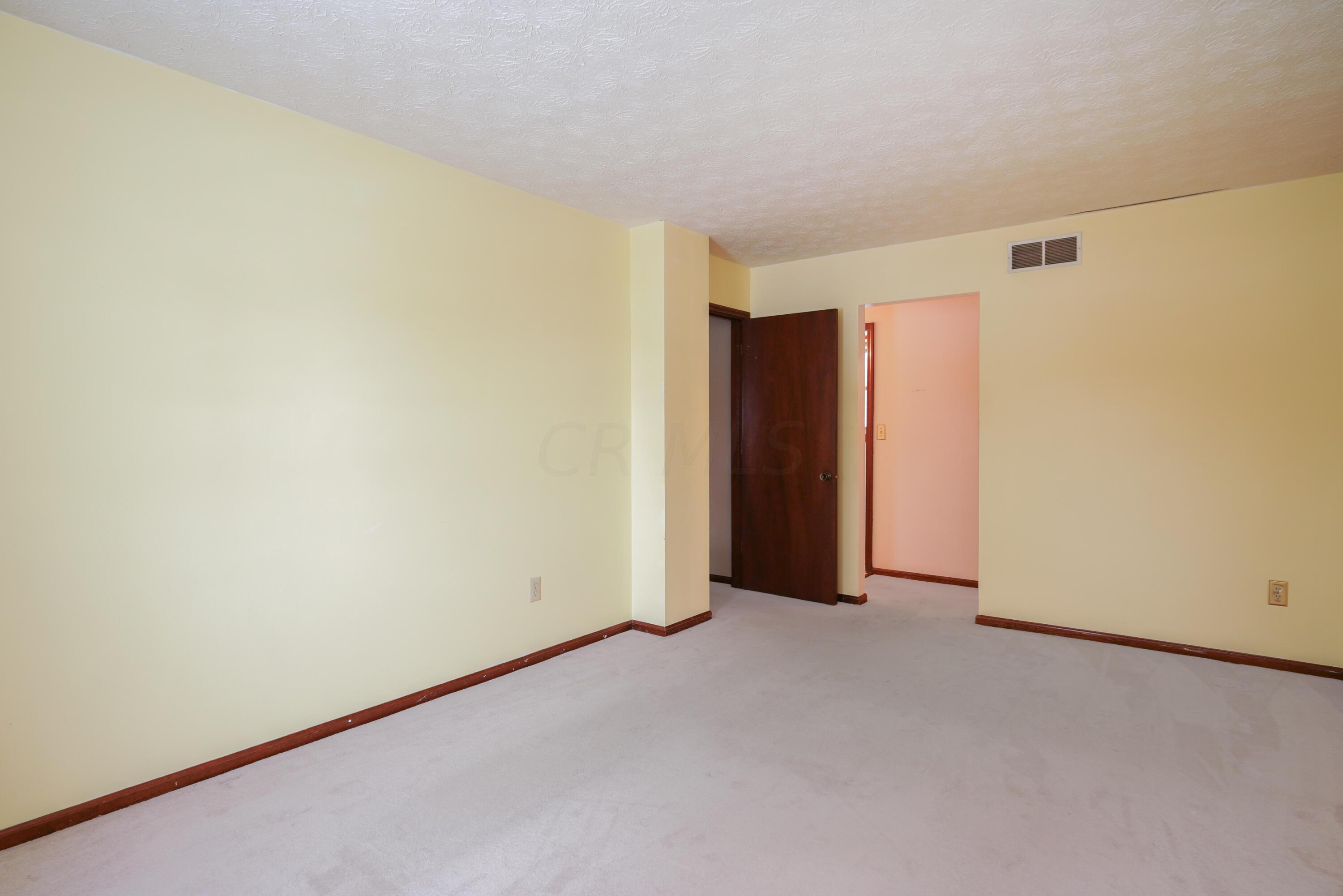 5407 Roscommon Road Dublin, OH 43017 - Photo 23 of 37 Primary bedroom suite