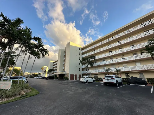 $2,200 | 311 Southeast 3rd Street, Unit 209, Dania Beach, FL 33004