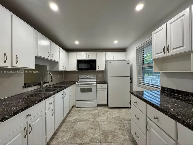 $2,200 | 311 Southeast 3rd Street, Unit 209, Dania Beach, FL 33004