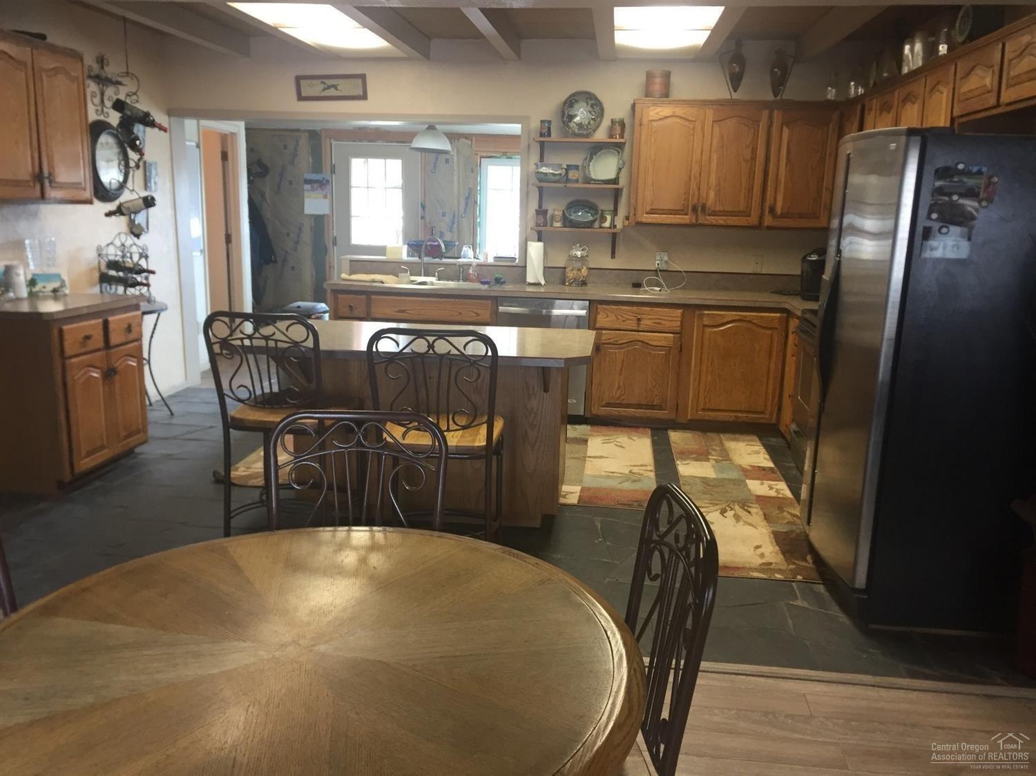16075 Perit Huntington Road Sisters, OR 97759 - Photo 21 of 24 Dining and Kitchen