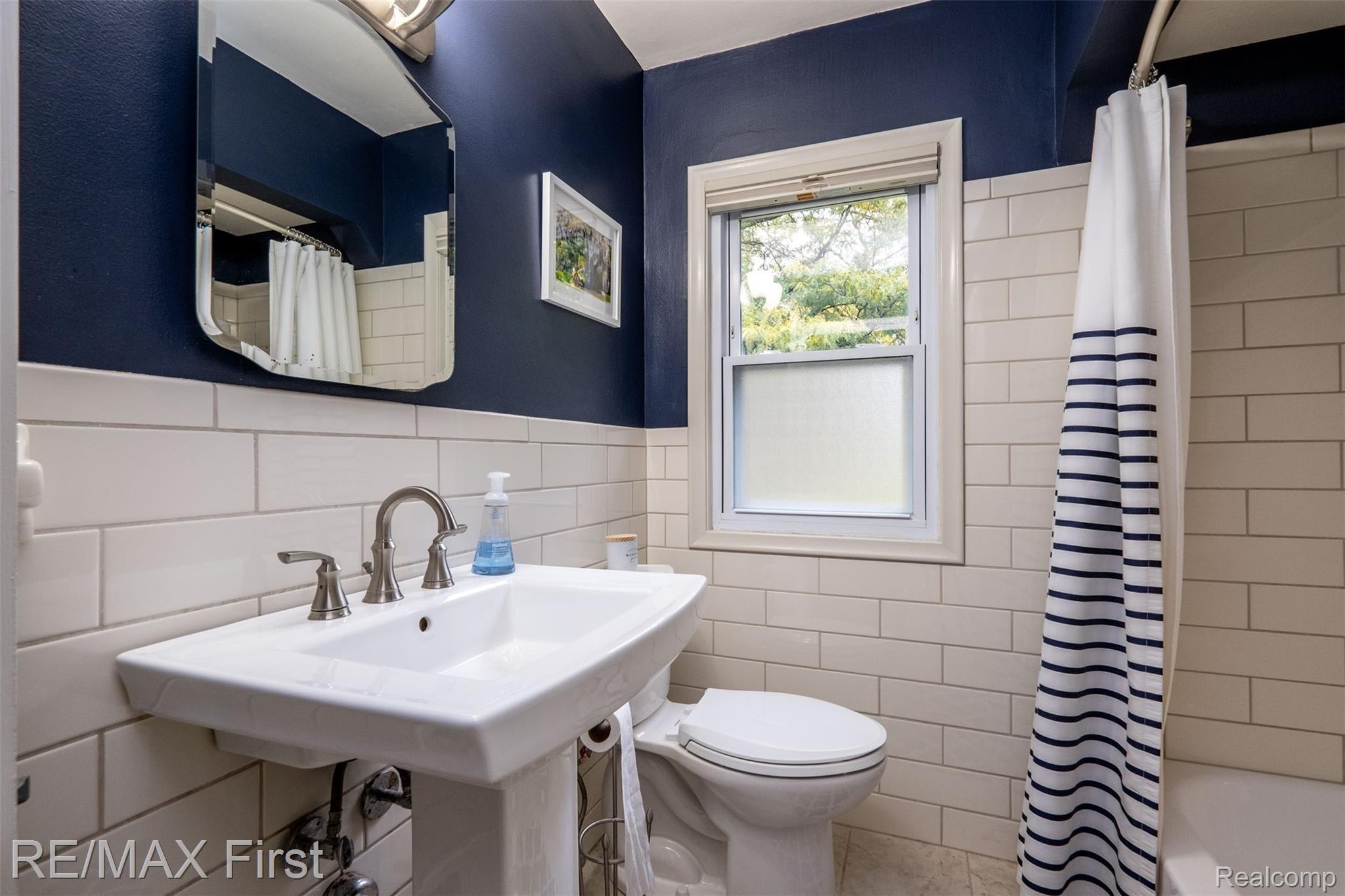 3034 Bamlet Road Royal Oak, MI 48073 - Photo 18 of 40 Bamlet bathroom (3 of 3).jpg