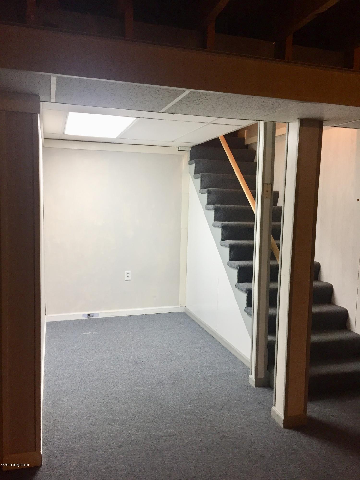 10401 Vantage Road Louisville, KY 40299 - Photo 27 of 30 LL Stairs