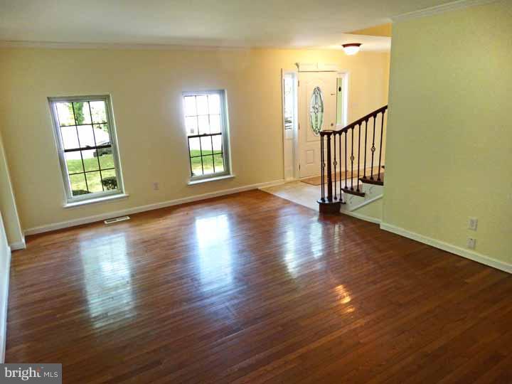 802 Green Ridge Circle Langhorne, PA 19053 - Photo 4 of 25 Living Room