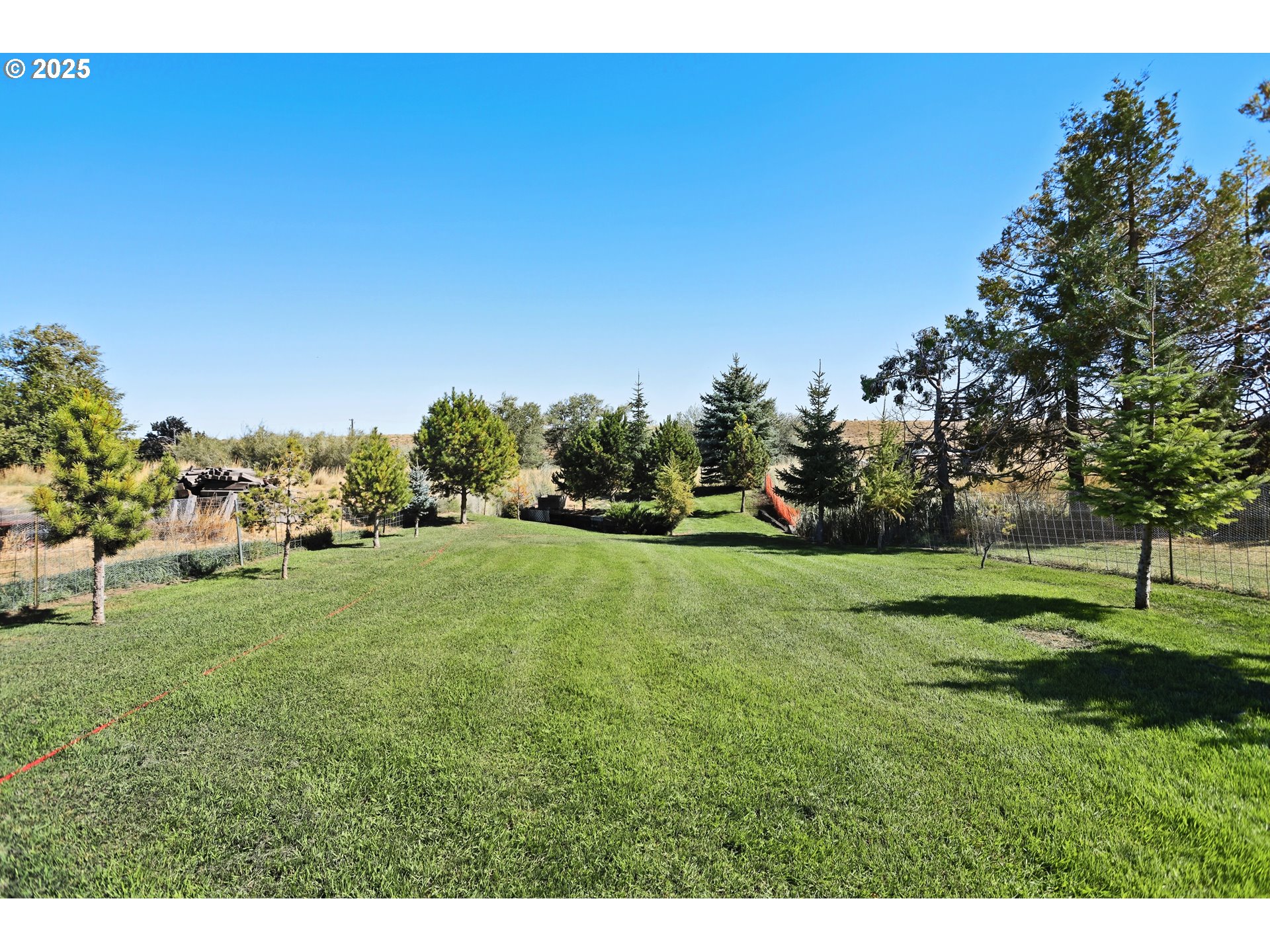407 Southwest 4th Street Grass Valley, OR 97029 - Photo 2 of 42