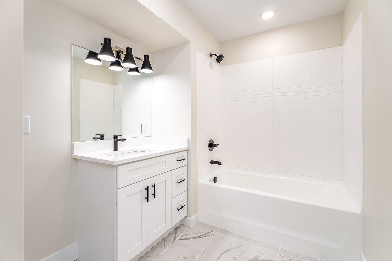 1378 Melrose Road Harrisonburg, VA 22802 - Photo 57 of 75 a bathroom with a bathtub a sink and a mirror
